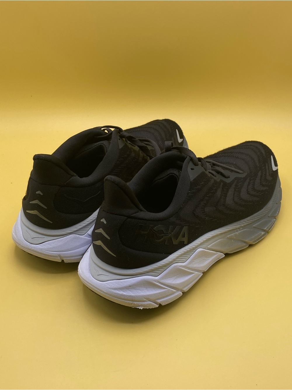 Hoka One One Arahi 6 running shoes in black - Picture 2 of 4